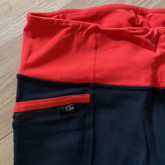 GUC Lululemon crop leggings with zipper openings - Picture 3 of 6